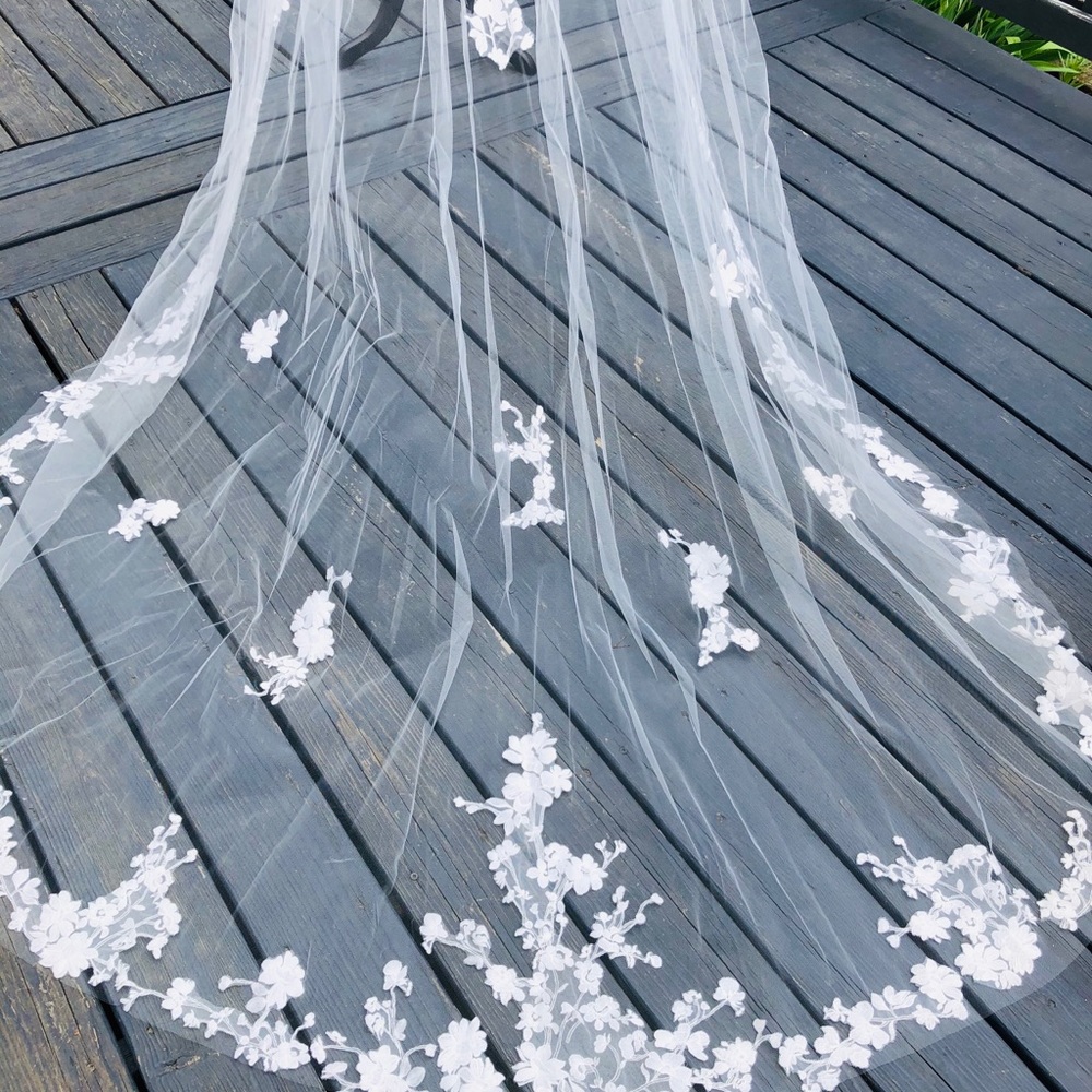 Long Veil with gorgeous lace pattern on the lining - Picture 2 of 4